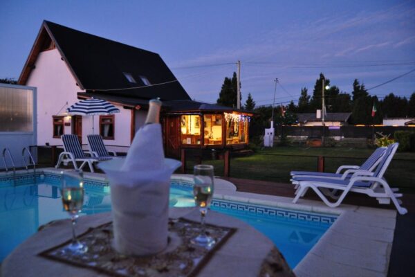 Piscina climatizada, con hidromasaje en verano